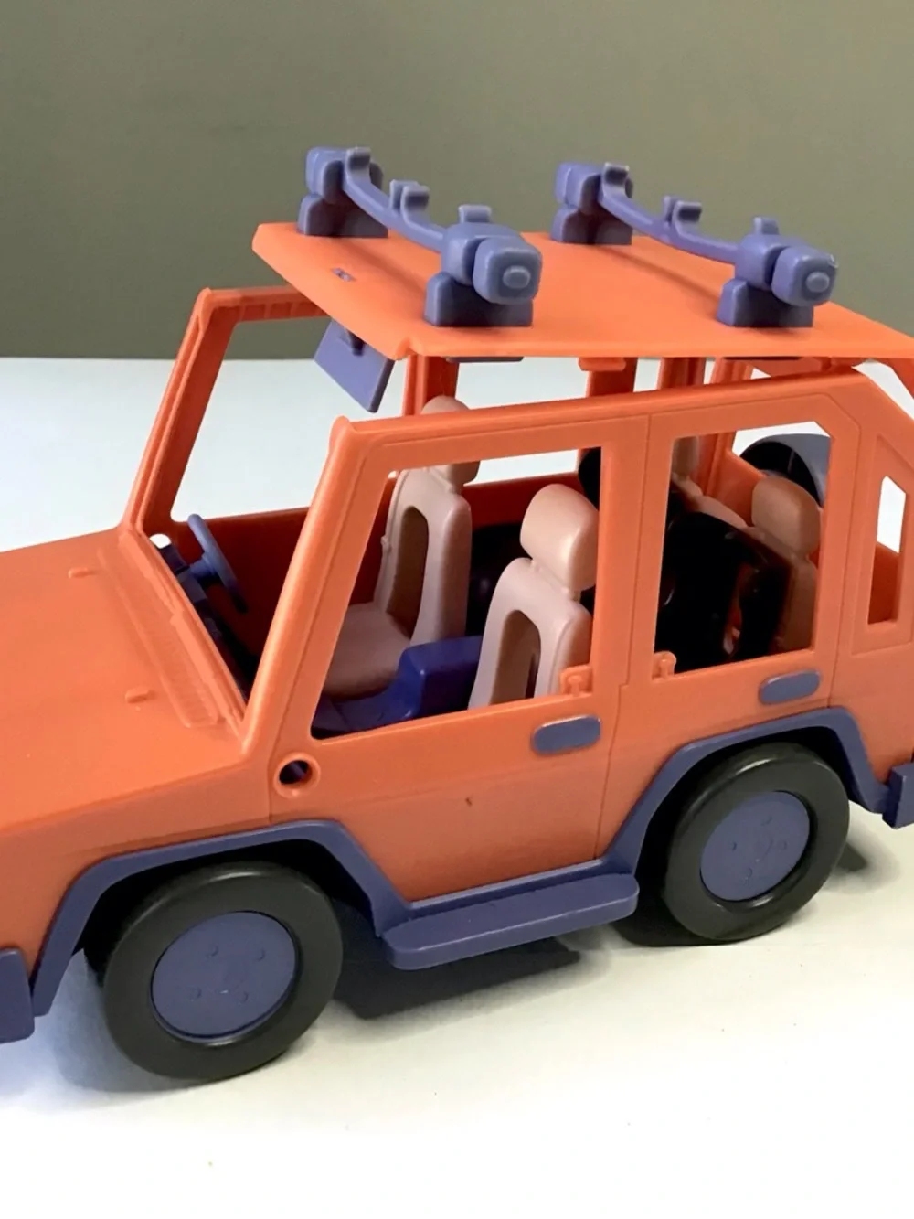 Bluey Heeler 4WD Family Vehicle Orange Jeep Top Opens 4 Seats Inside Moose Toys